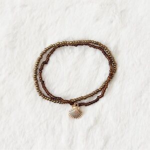 5/$25 🩷 Gold and Brown Beaded Shell Charm Bracelet